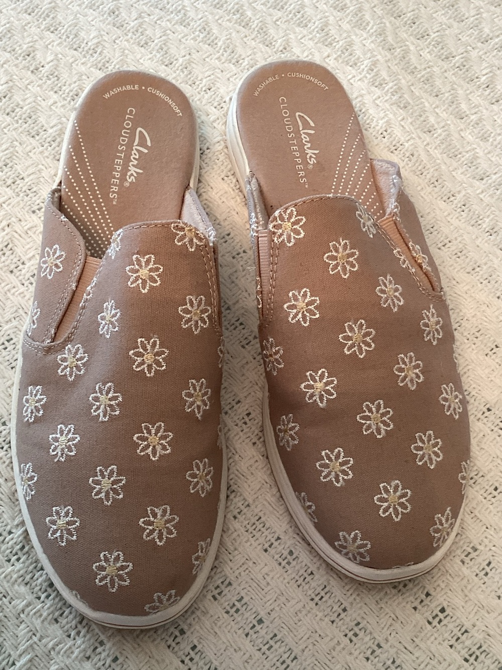 Clarks Women's Slip-On Mules in Tan with Daisy Size 9